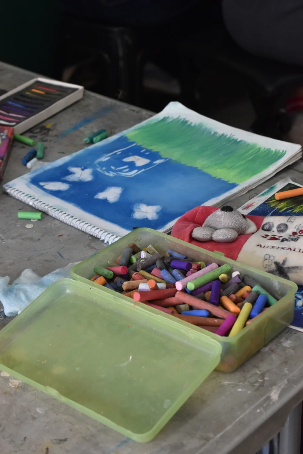 Obras y materiales del taller AJAQ como referencia visual